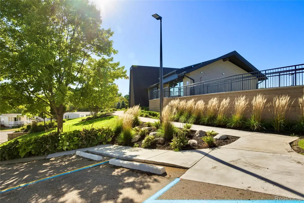 230 E MacGregor Court Highland Charter Township, MI 48357