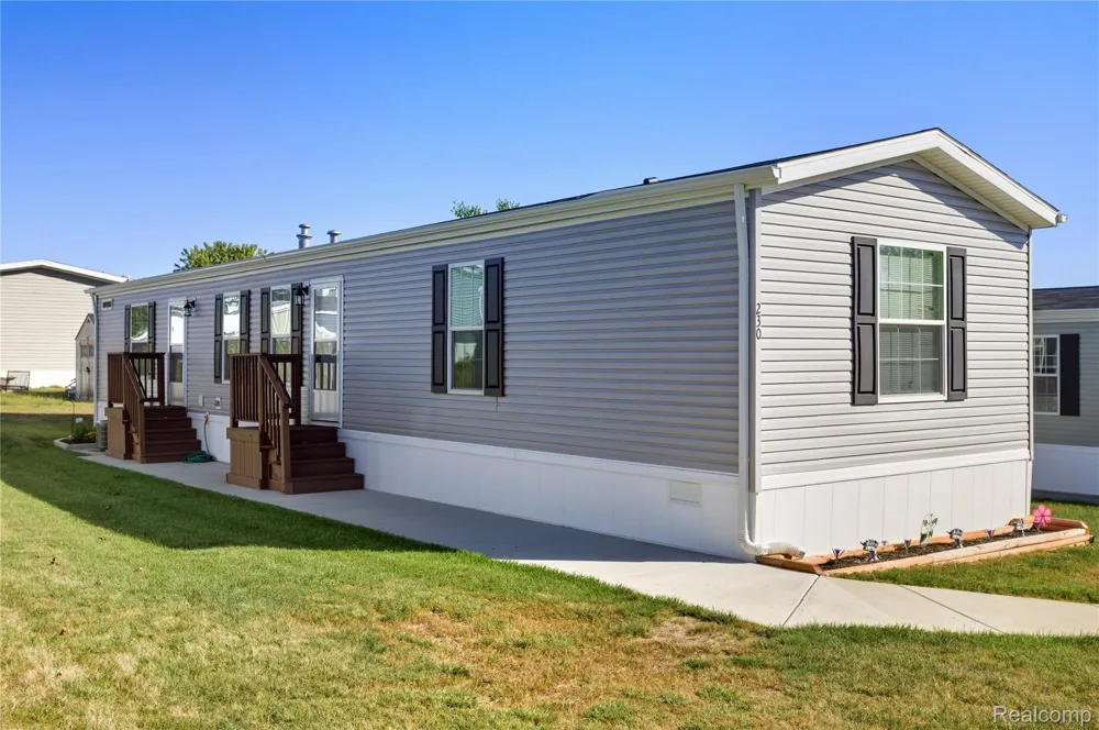 230 E MacGregor Court Highland Charter Township, MI 48357