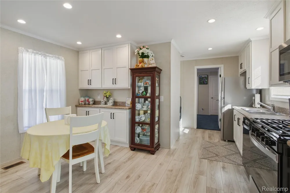 230 E MacGregor Court Highland Charter Township, MI 48357