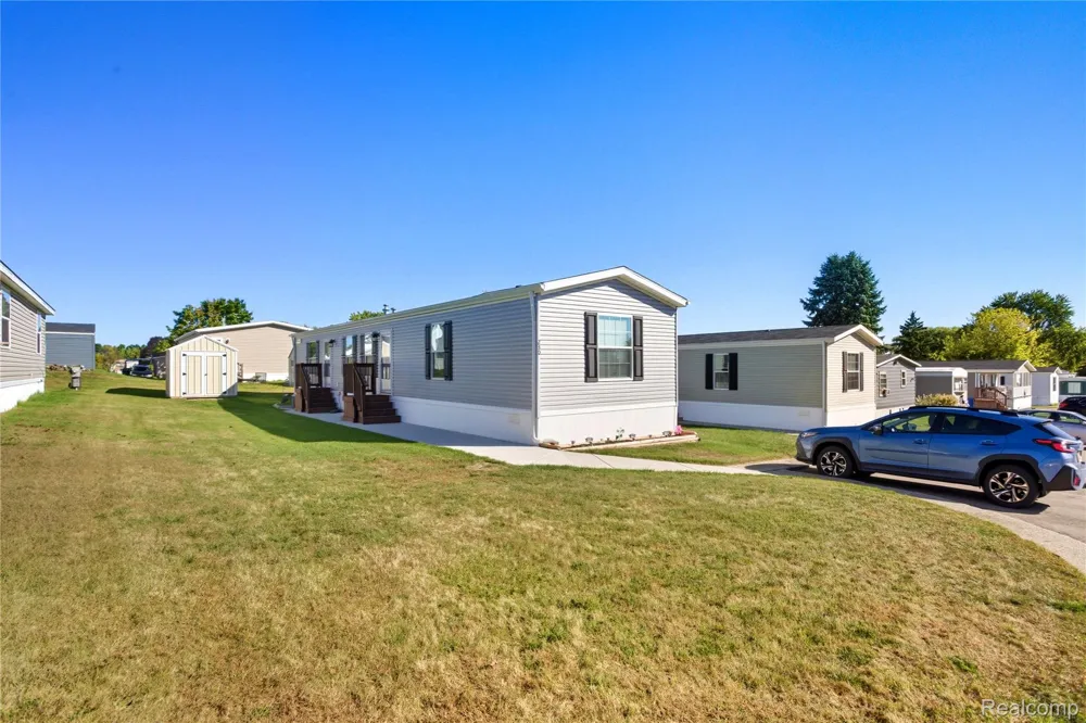 230 E MacGregor Court Highland Charter Township, MI 48357