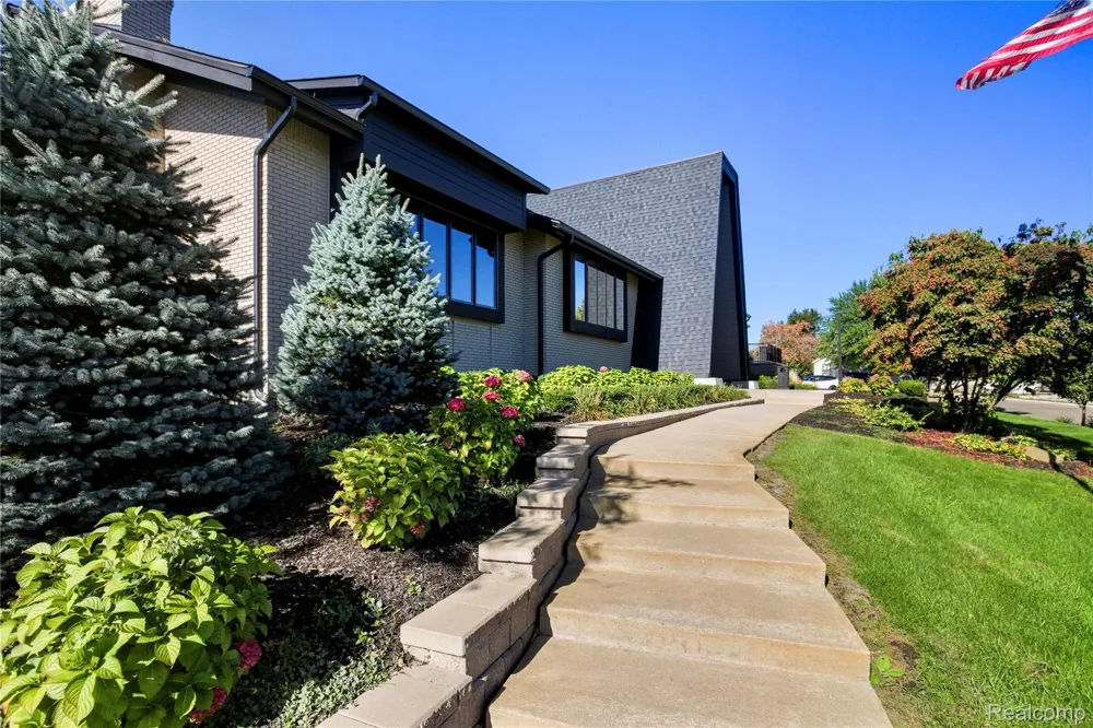 230 E MacGregor Court Highland Charter Township, MI 48357
