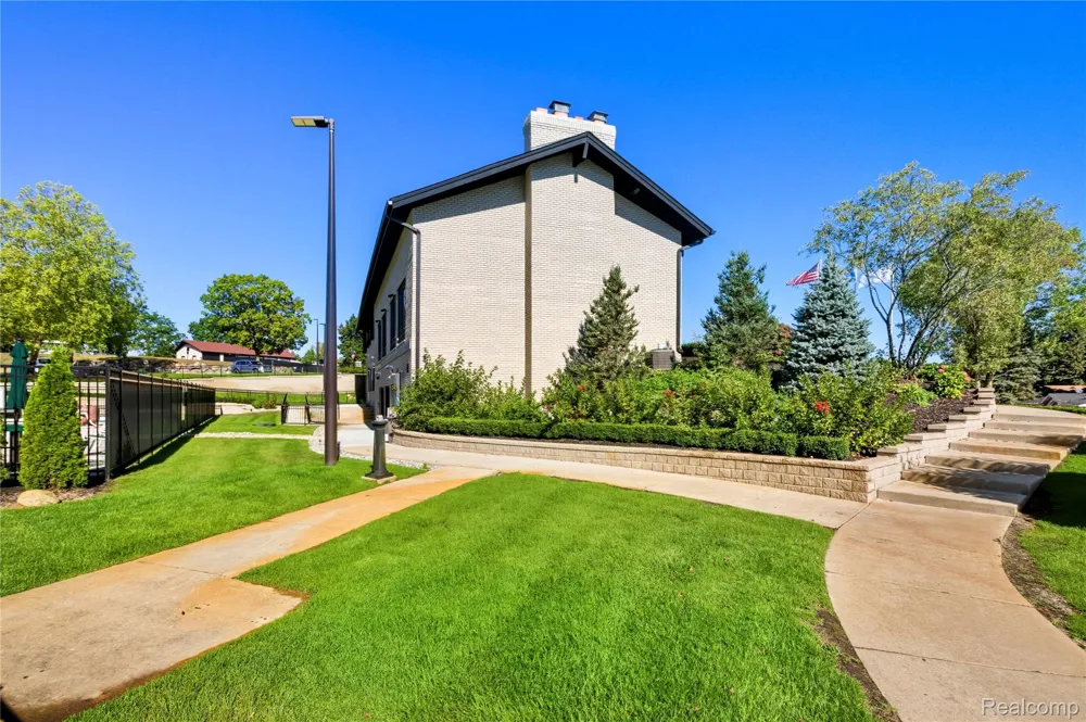 230 E MacGregor Court Highland Charter Township, MI 48357