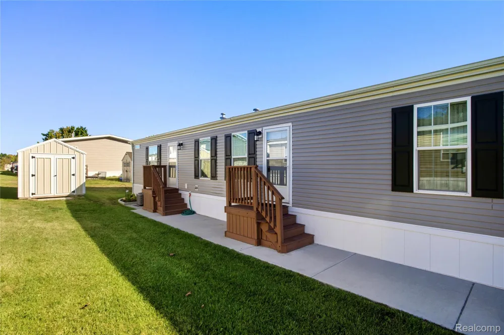 230 E MacGregor Court Highland Charter Township, MI 48357
