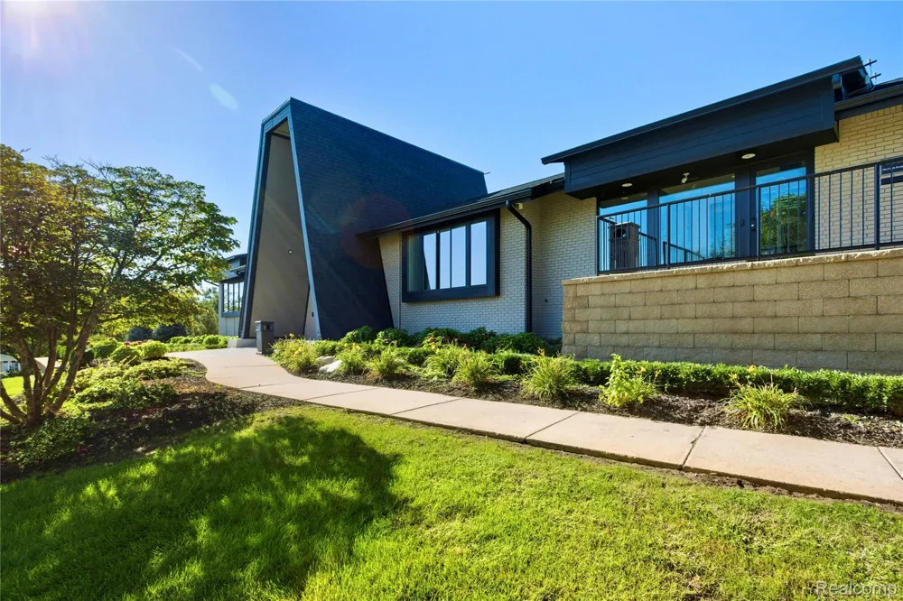 230 E MacGregor Court Highland Charter Township, MI 48357