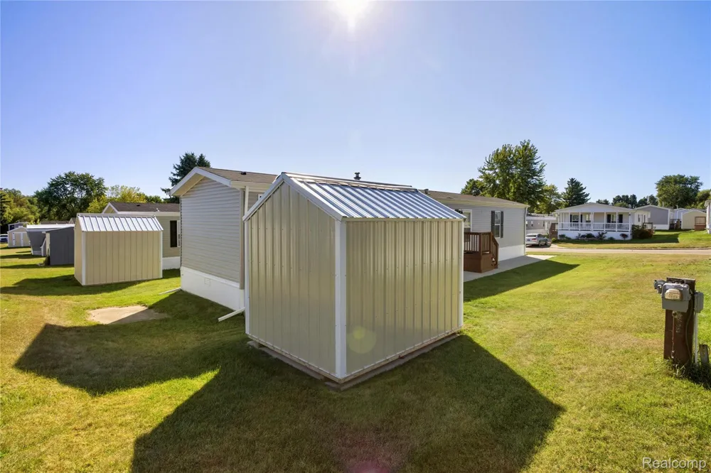 230 E MacGregor Court Highland Charter Township, MI 48357