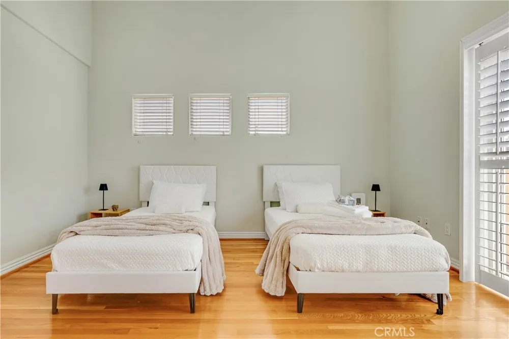 10623 Moorpark Street #1 Toluca Lake, CA 91602