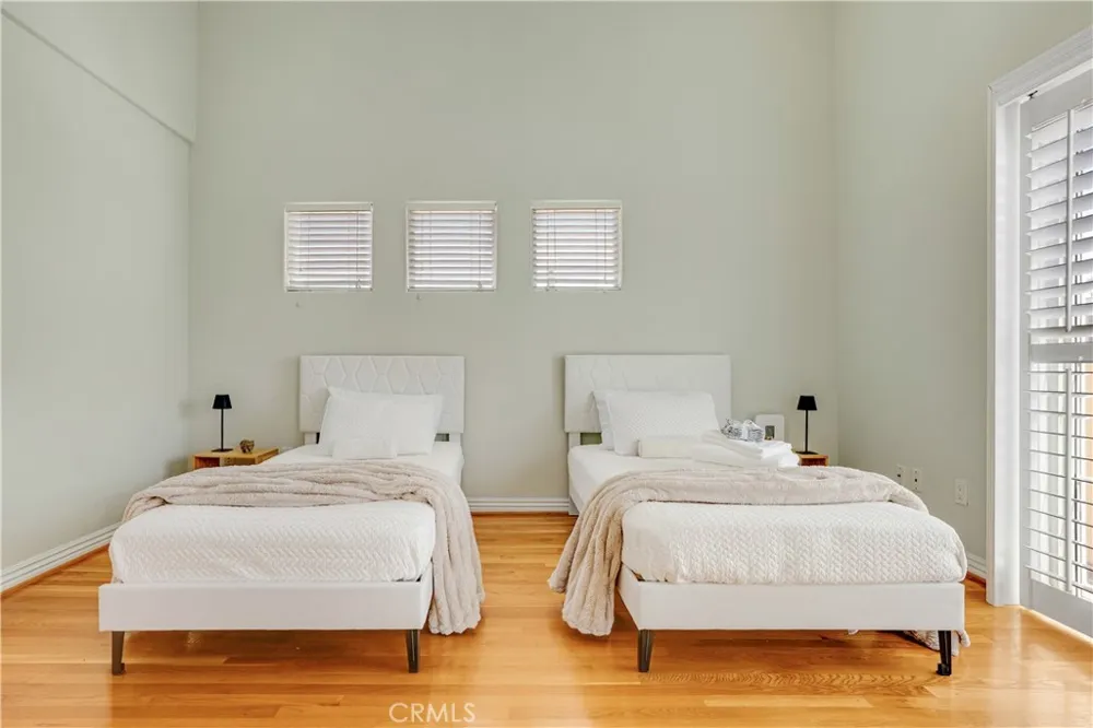 10623 Moorpark Street #1 Toluca Lake, CA 91602