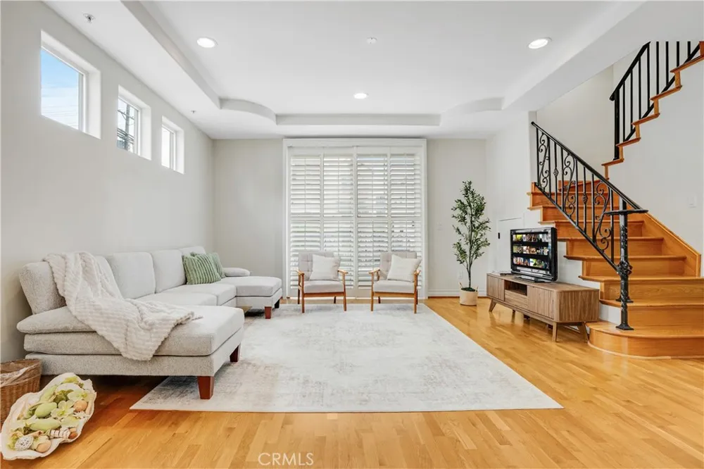 10623 Moorpark Street #1 Toluca Lake, CA 91602