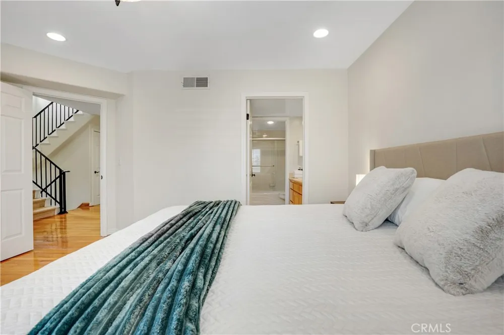 10623 Moorpark Street #1 Toluca Lake, CA 91602