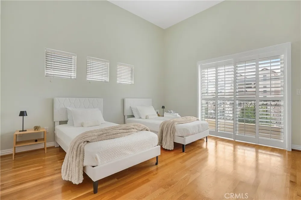 10623 Moorpark Street #1 Toluca Lake, CA 91602