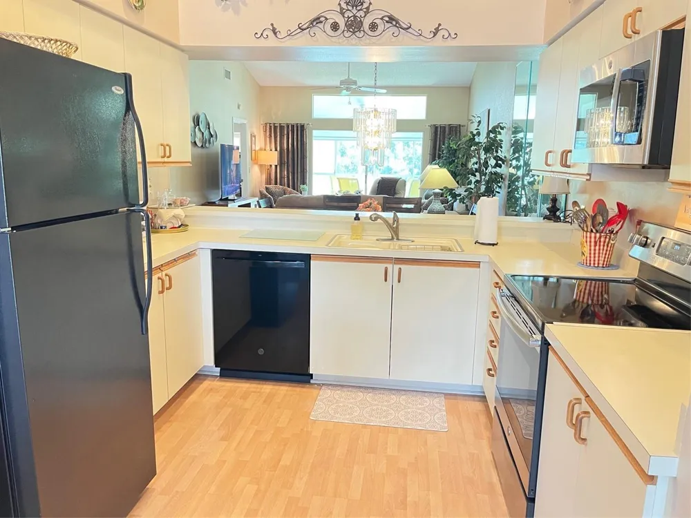 6713 STONE RIVER RD #203 Bradenton, FL 34203