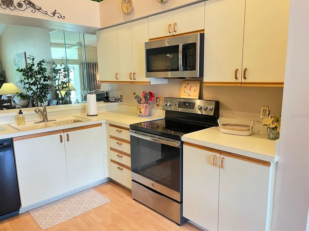 6713 STONE RIVER RD #203 Bradenton, FL 34203