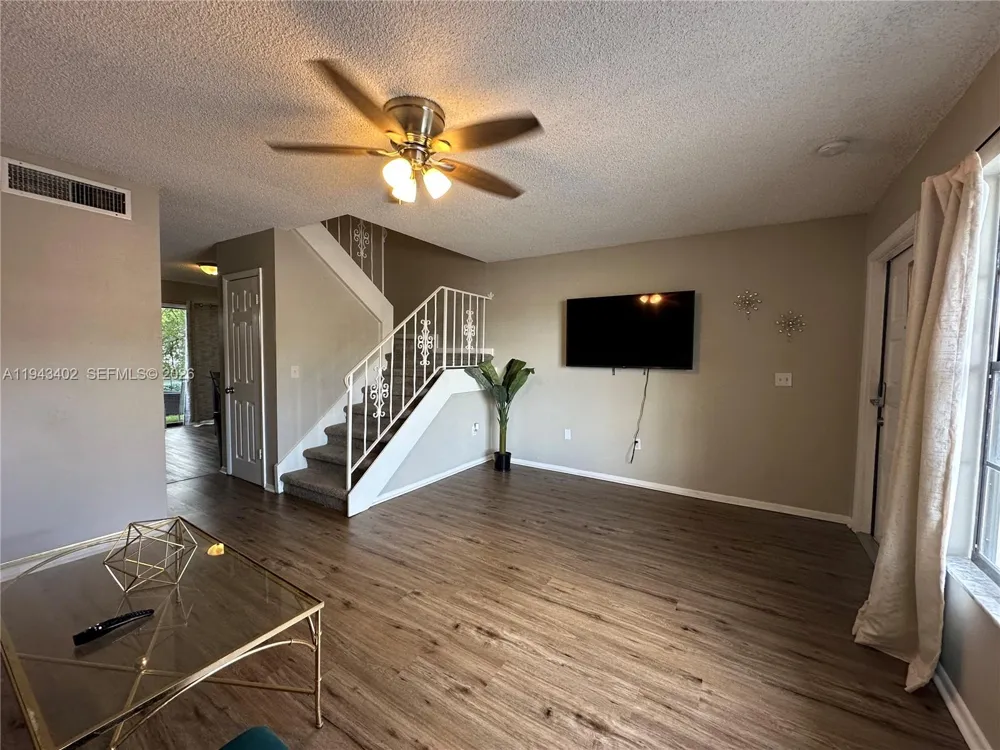 6060 Village Cir Orlando, FL 32822