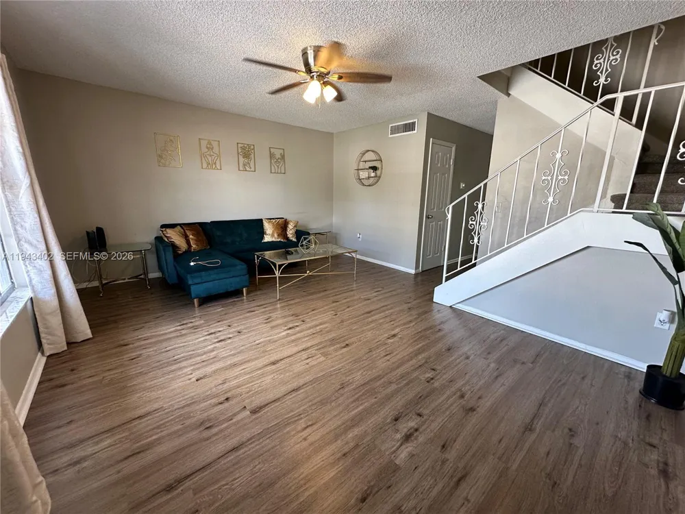 6060 Village Cir Orlando, FL 32822