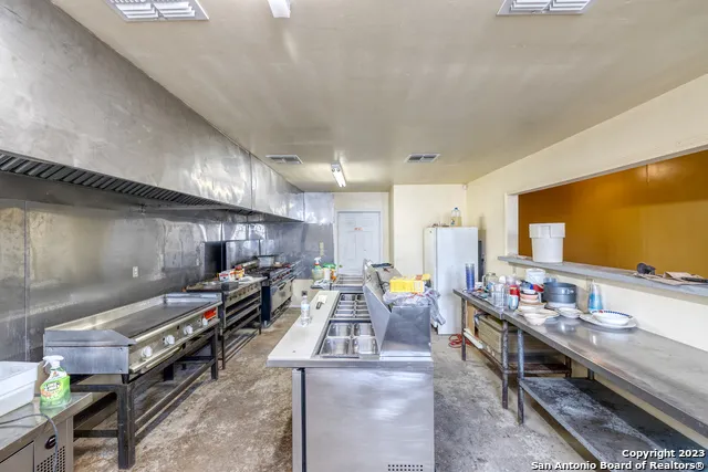 128 W Main St Uvalde, TX 78801