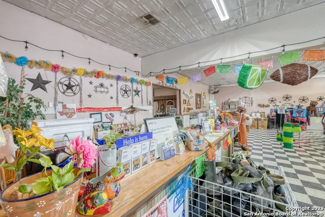 128 W Main St Uvalde, TX 78801