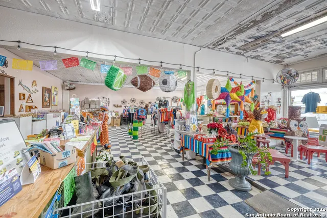 128 W Main St Uvalde, TX 78801