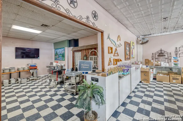 128 W Main St Uvalde, TX 78801