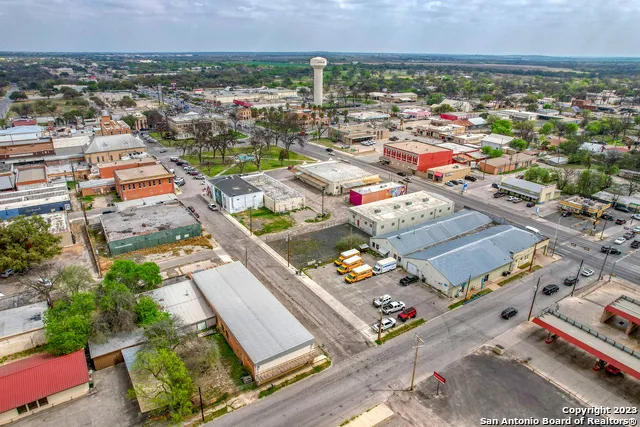 128 W Main St Uvalde, TX 78801