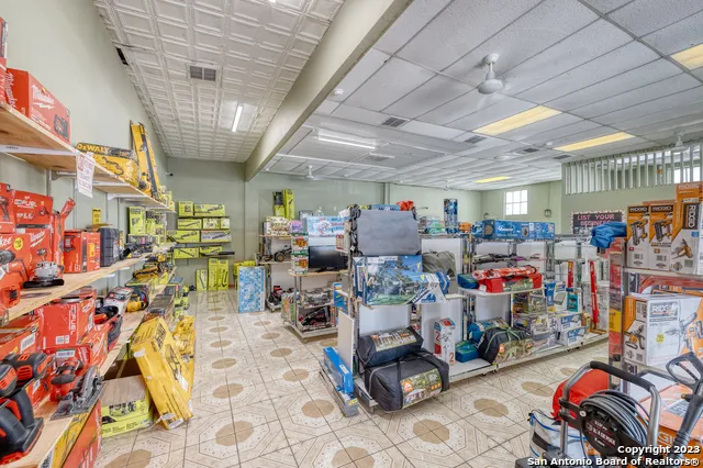 128 W Main St Uvalde, TX 78801
