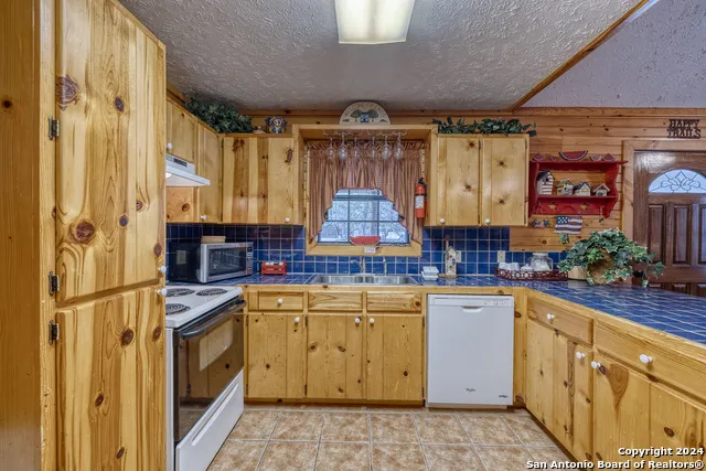 65 COMMANCHE CREEK RD Concan, TX 78838