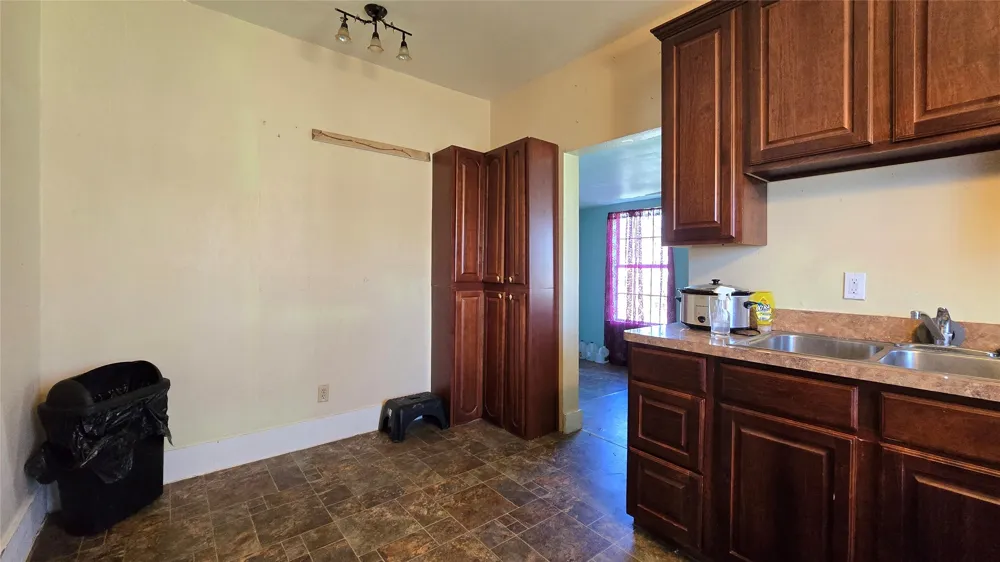 204 W Crossmain Milford, TX 76670