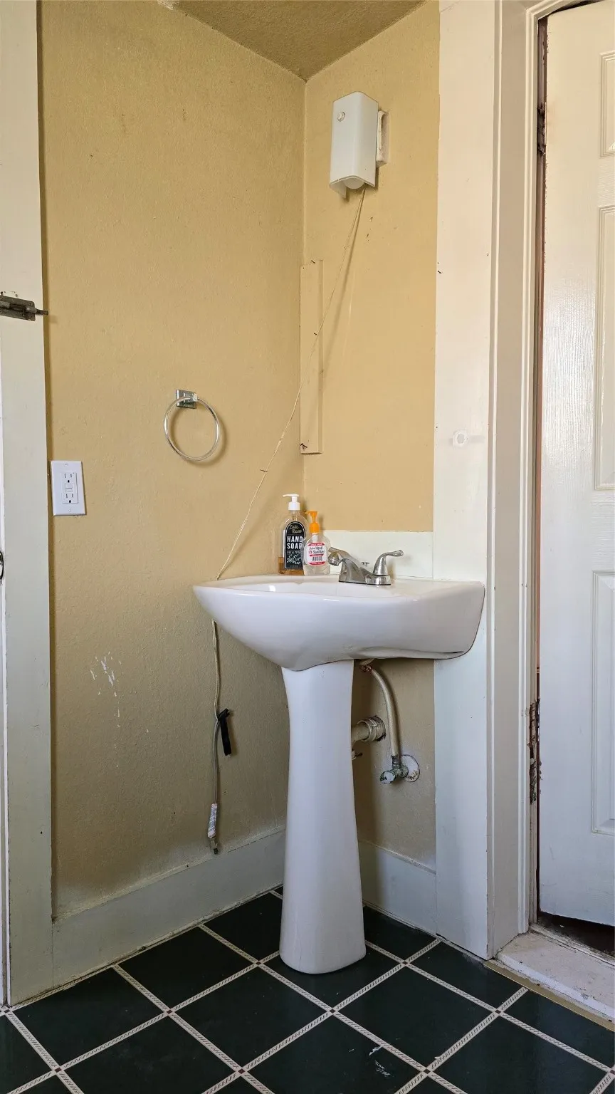 204 W Crossmain Milford, TX 76670