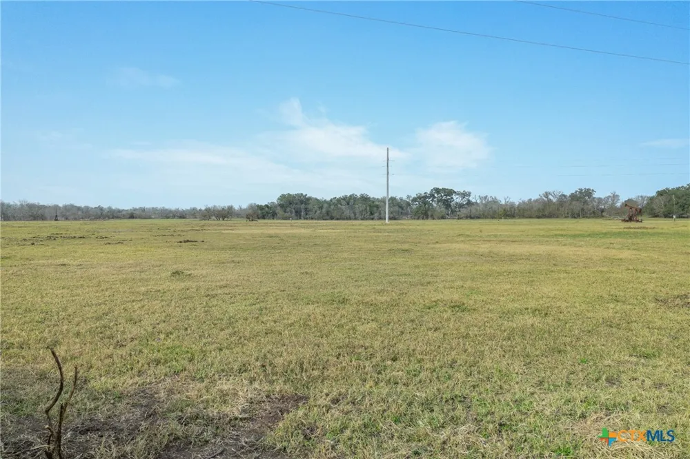 1144 Treetop Lane Luling, TX 78648