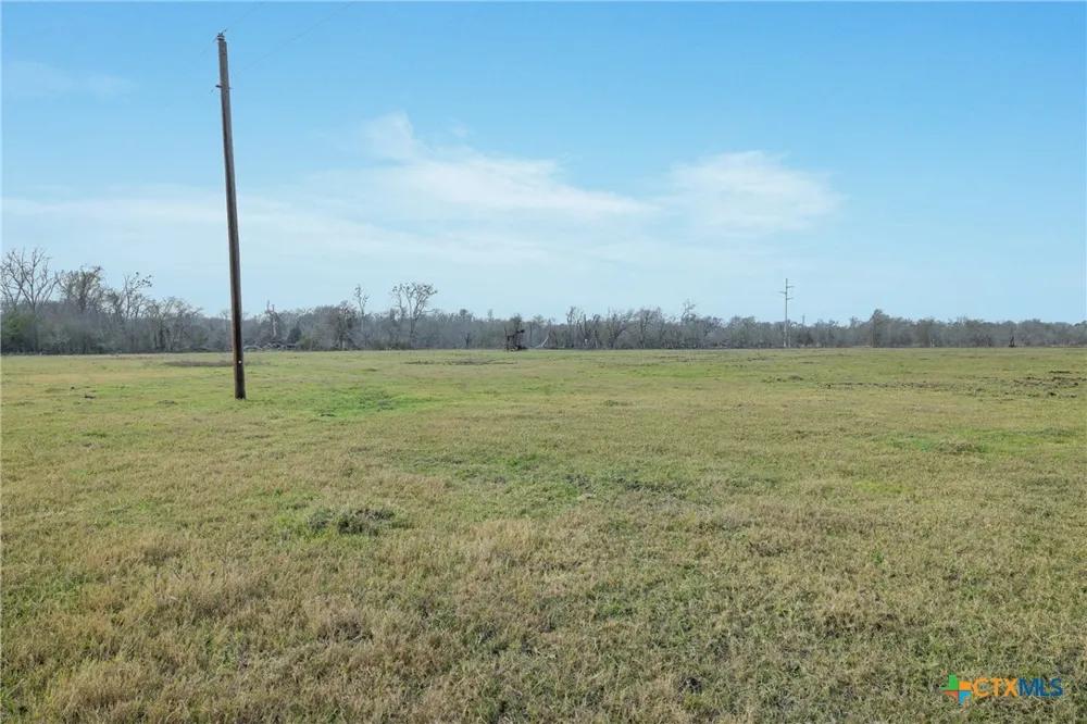 1144 Treetop Lane Luling, TX 78648