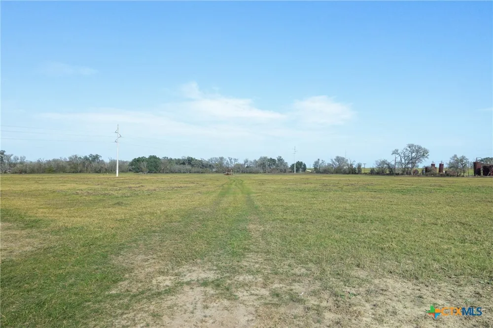 1144 Treetop Lane Luling, TX 78648