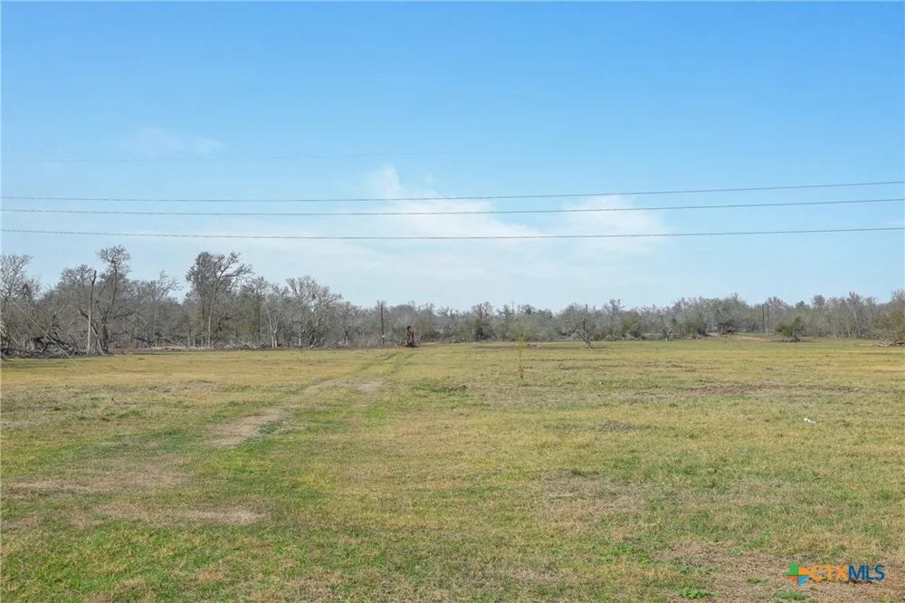 1144 Treetop Lane Luling, TX 78648