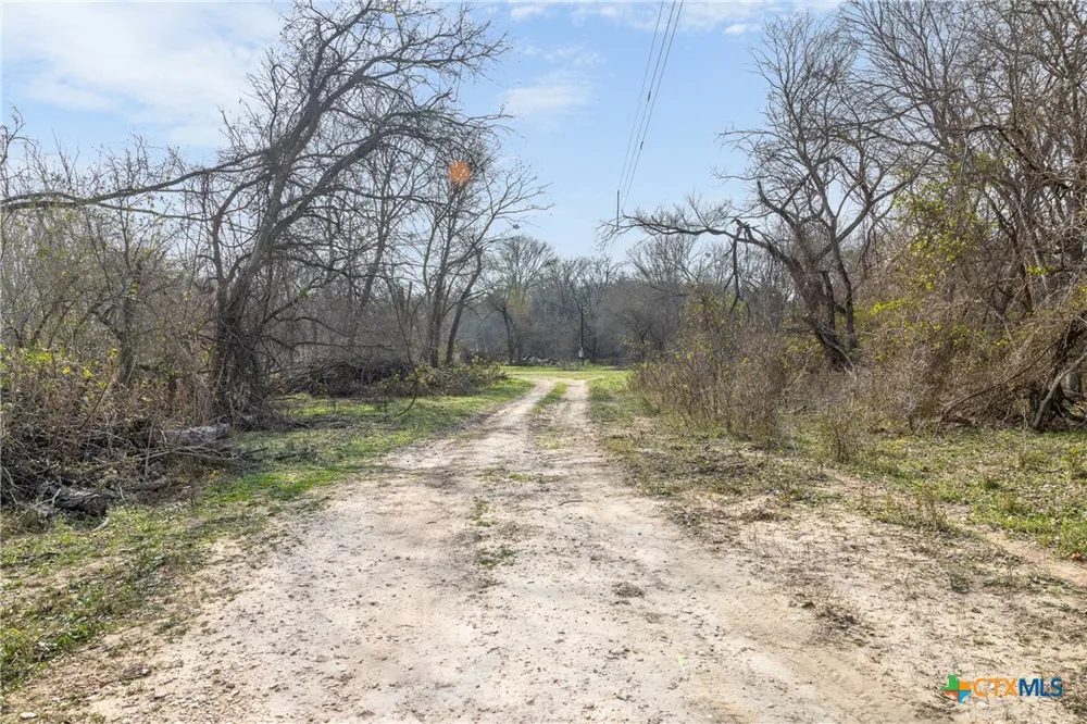 1144 Treetop Lane Luling, TX 78648