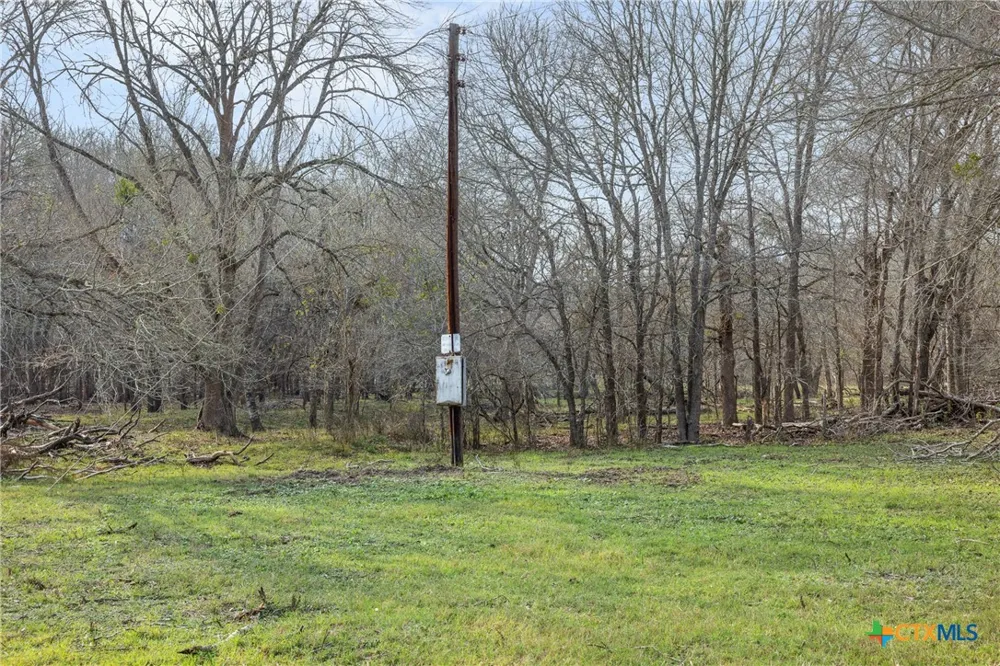 1144 Treetop Lane Luling, TX 78648