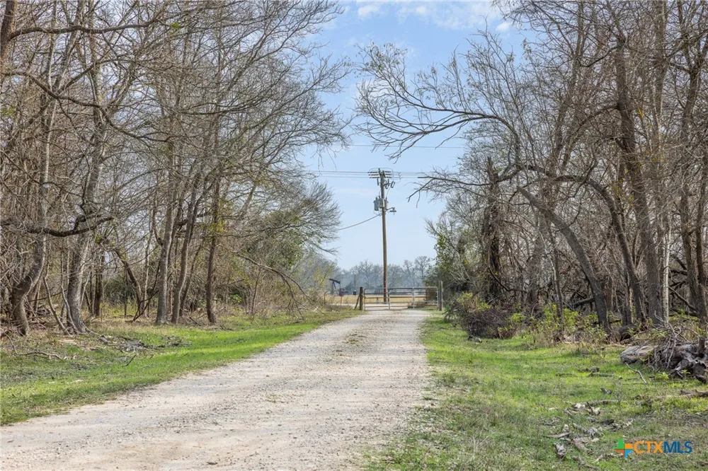 1144 Treetop Lane Luling, TX 78648