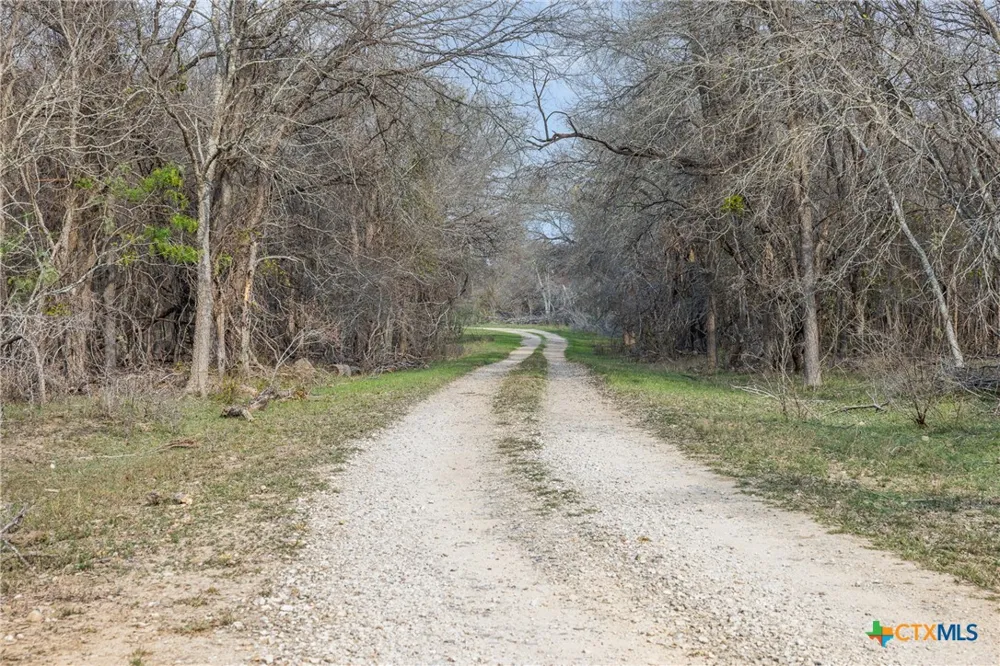 1144 Treetop Lane Luling, TX 78648