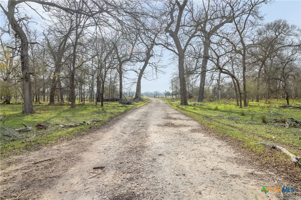 1144 Treetop Lane Luling, TX 78648