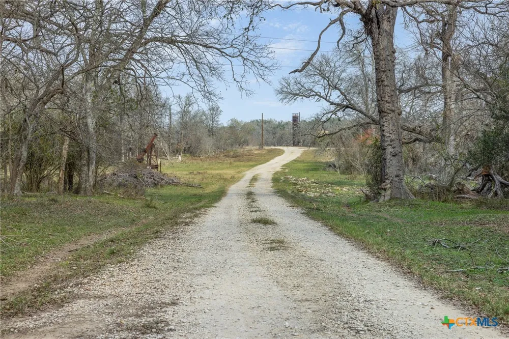 1144 Treetop Lane Luling, TX 78648