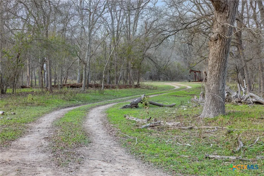 1144 Treetop Lane Luling, TX 78648