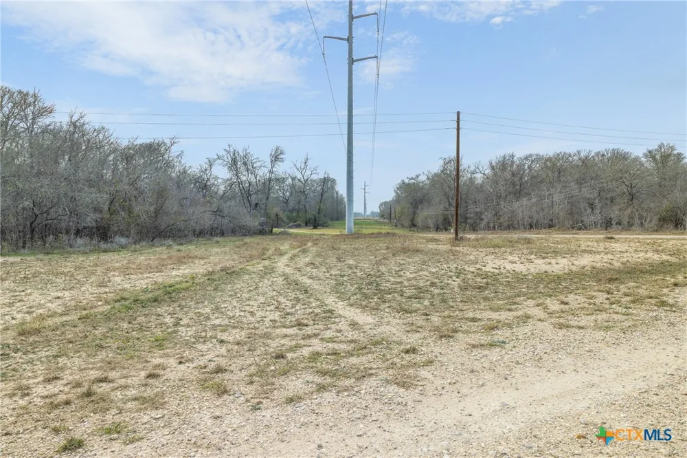 1144 Treetop Lane Luling, TX 78648