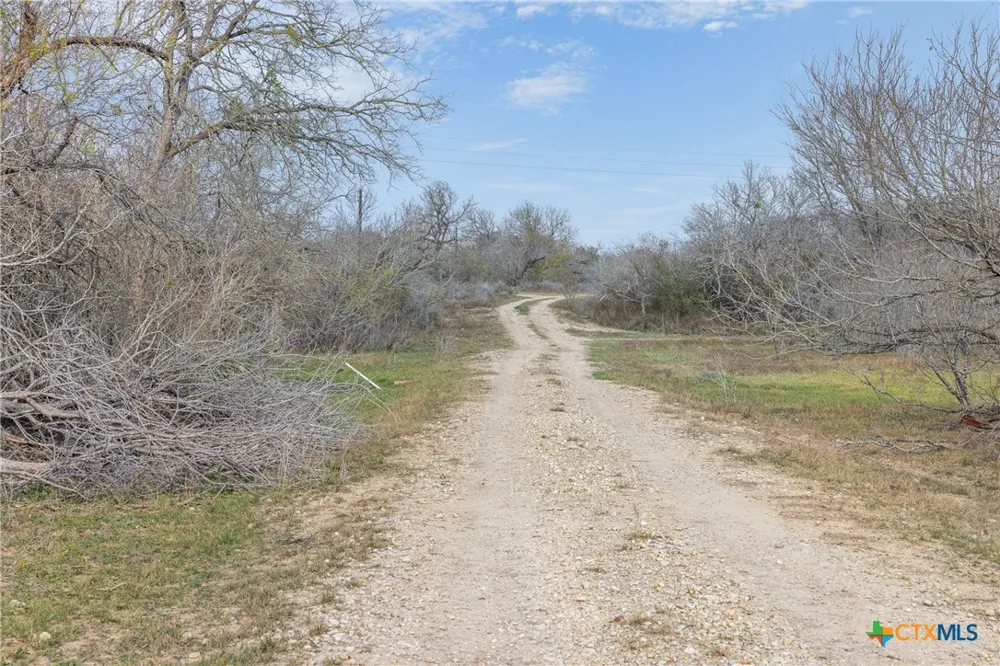 1144 Treetop Lane Luling, TX 78648