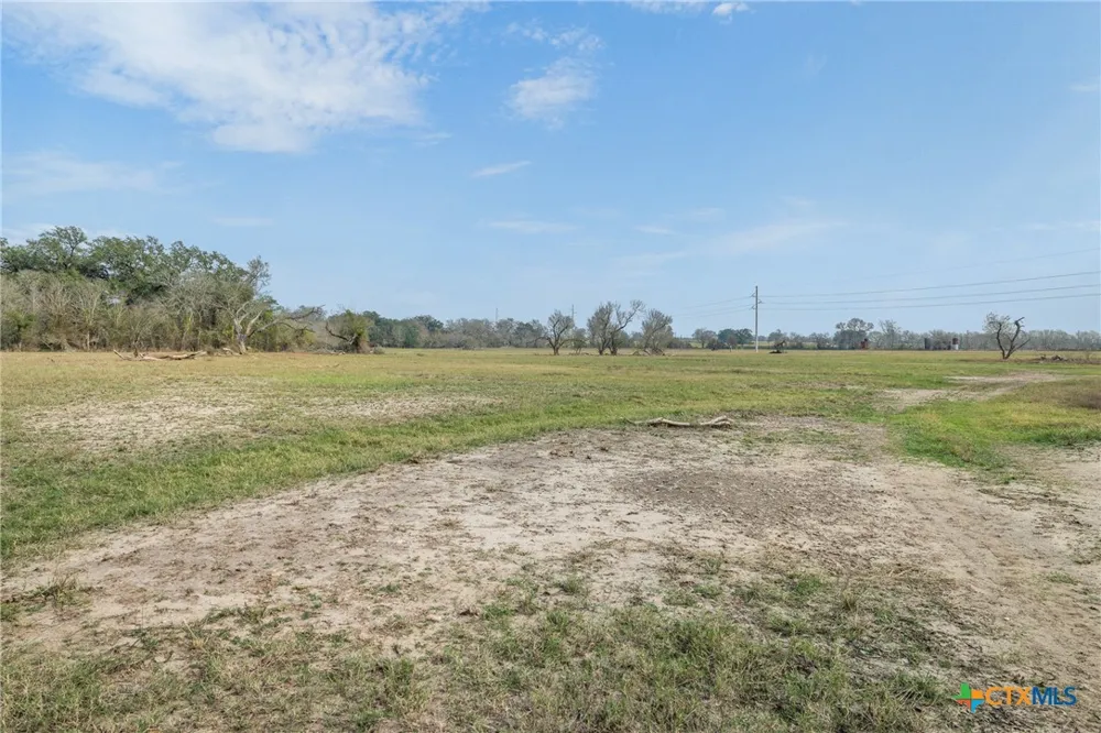 1144 Treetop Lane Luling, TX 78648