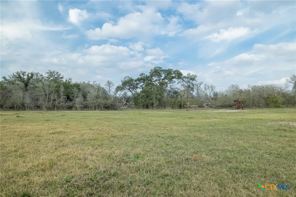 1144 Treetop Lane Luling, TX 78648