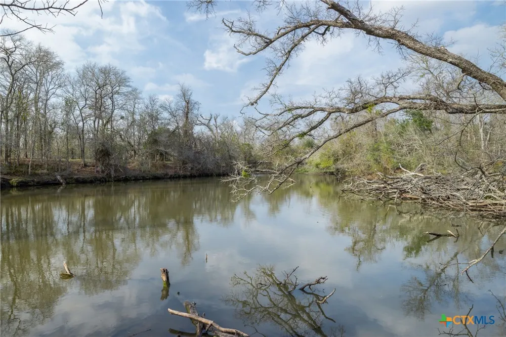 1144 Treetop Lane Luling, TX 78648