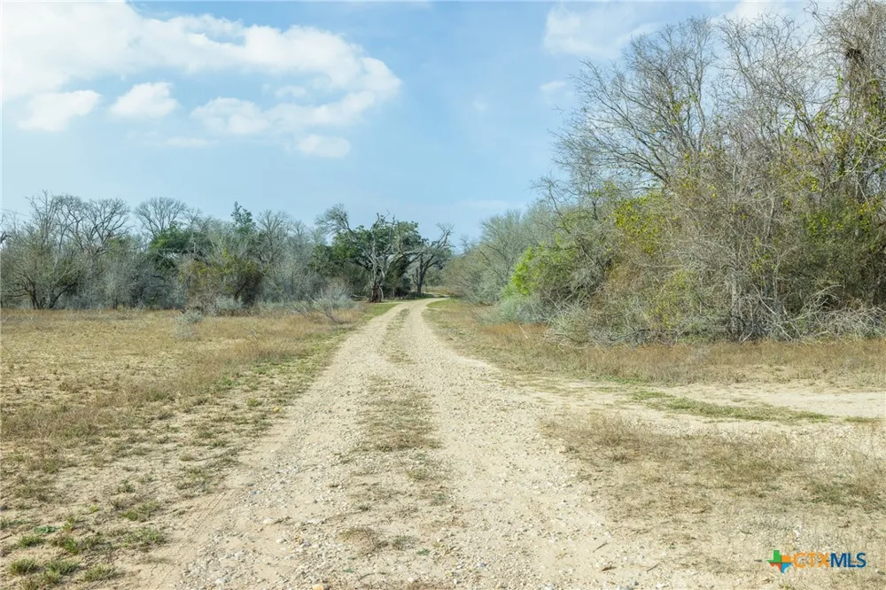 1144 Treetop Lane Luling, TX 78648