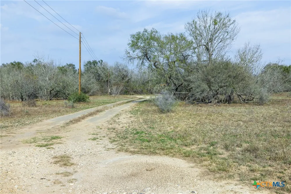 1144 Treetop Lane Luling, TX 78648