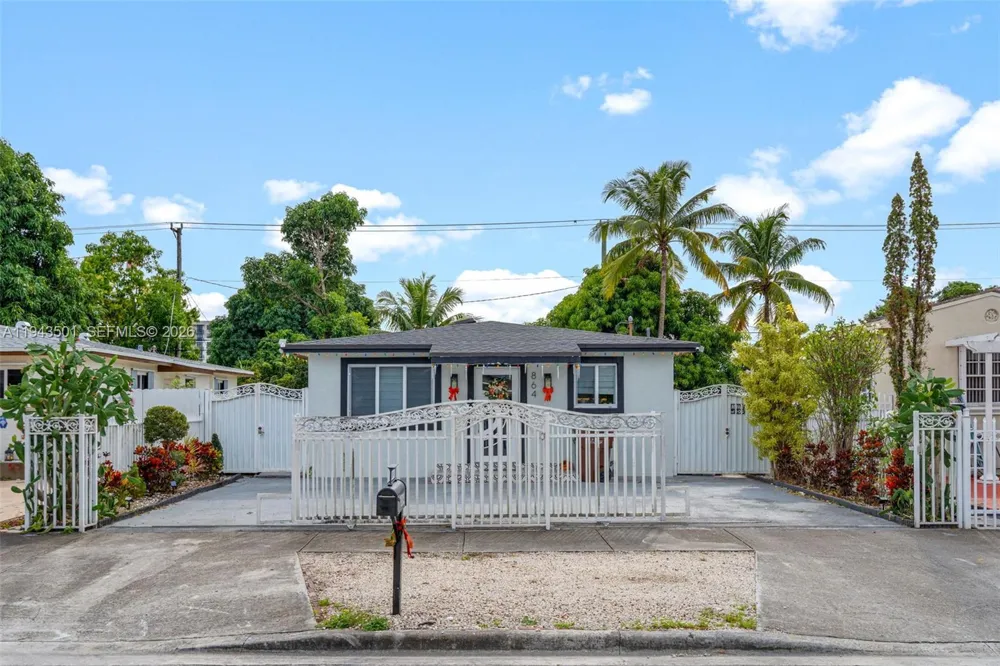 864 E 29th St Hialeah, FL 33013