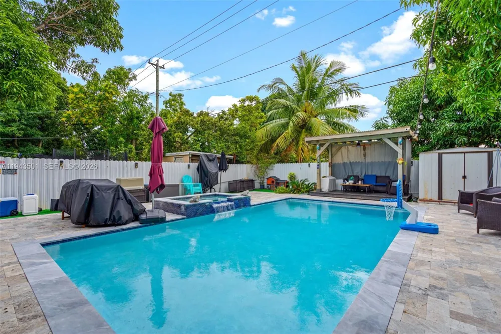 864 E 29th St Hialeah, FL 33013