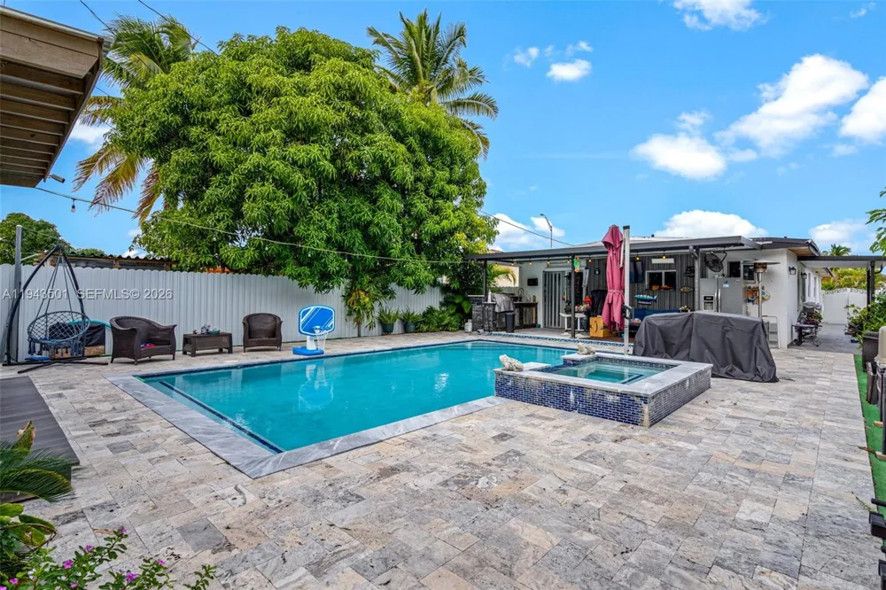 864 E 29th St Hialeah, FL 33013
