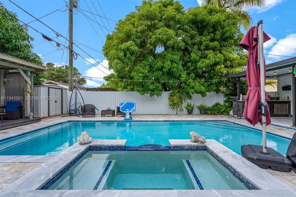 864 E 29th St Hialeah, FL 33013