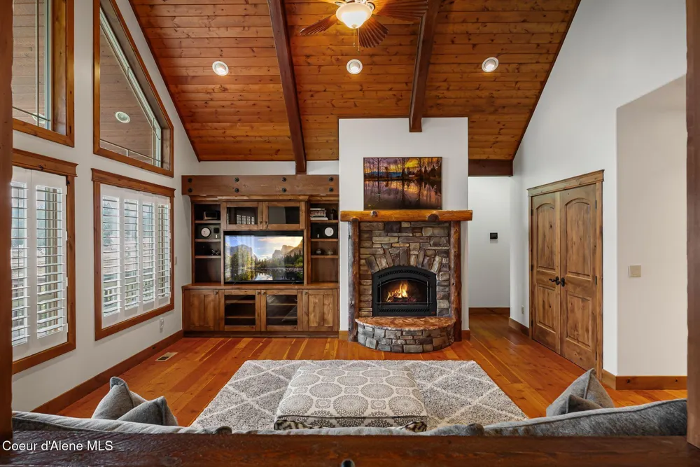 203 Comeback Bay Lane Sagle, ID 83860